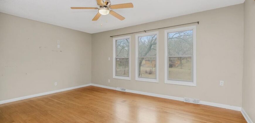 419 NW North Shore Drive, Lake Waukomis, MO 64151