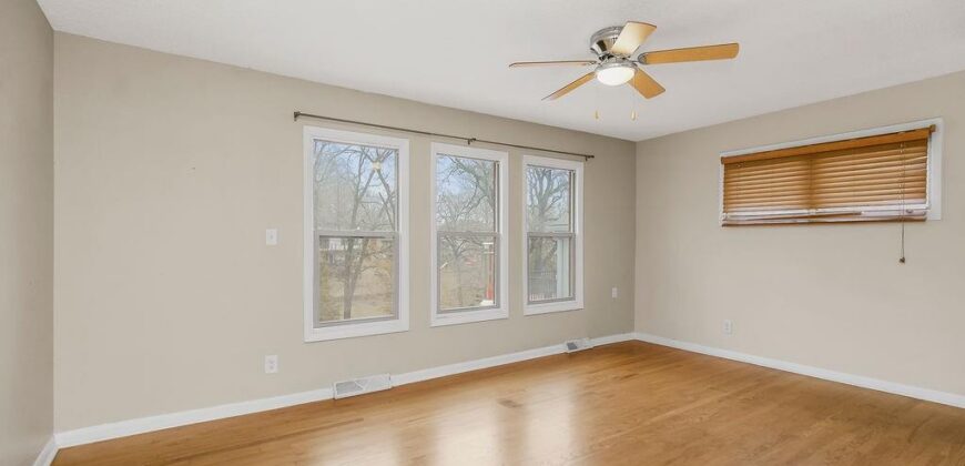 419 NW North Shore Drive, Lake Waukomis, MO 64151