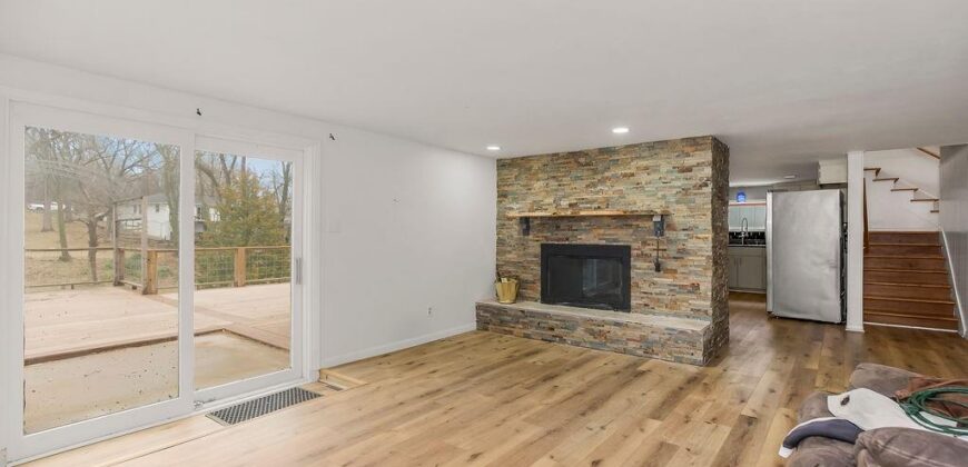 419 NW North Shore Drive, Lake Waukomis, MO 64151