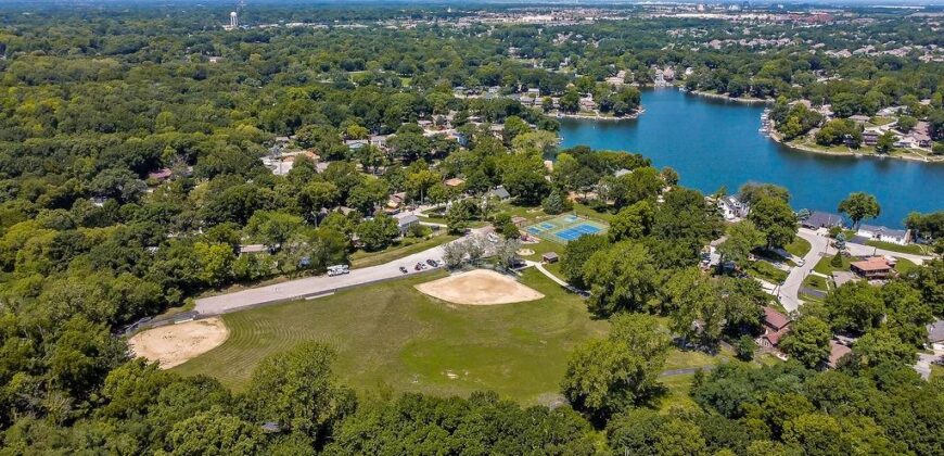 419 NW North Shore Drive, Lake Waukomis, MO 64151