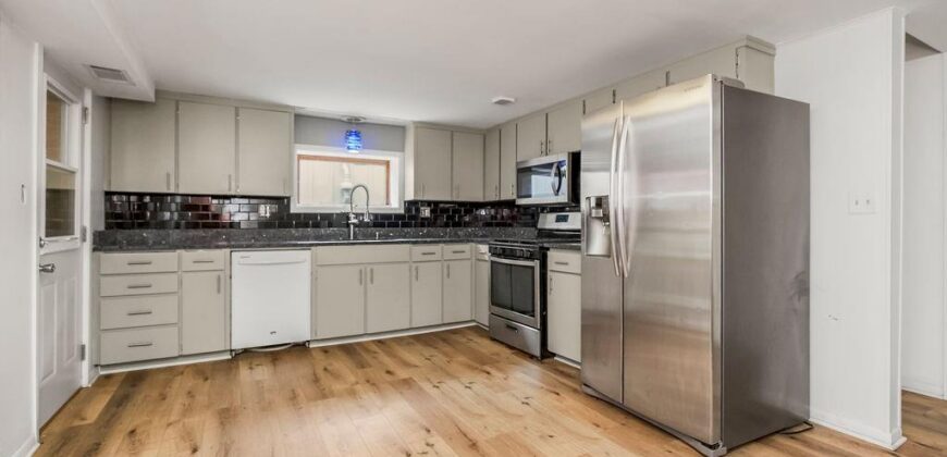 419 NW North Shore Drive, Lake Waukomis, MO 64151