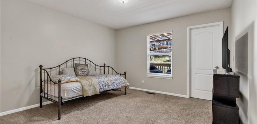10201 N Willow Avenue, Kansas City, MO 64157