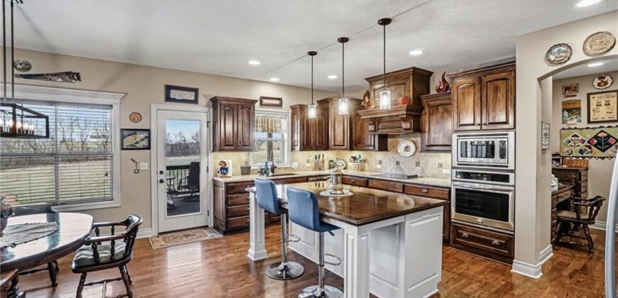 18401 SSR-W Highway, Smithville, MO 64089