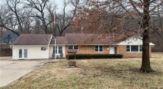 7000 NW Waukomis Drive, Kansas City, MO 64151