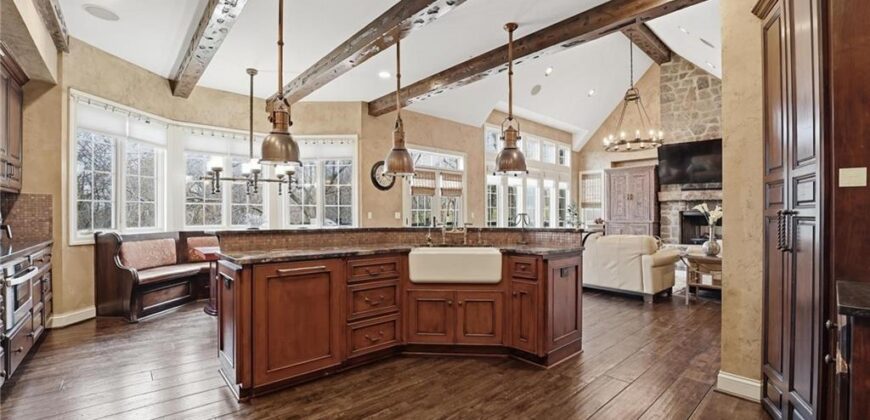 7060 N National Drive, Parkville, MO 64152