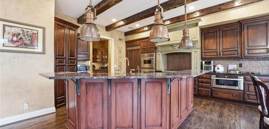7060 N National Drive, Parkville, MO 64152