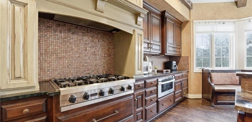 7060 N National Drive, Parkville, MO 64152