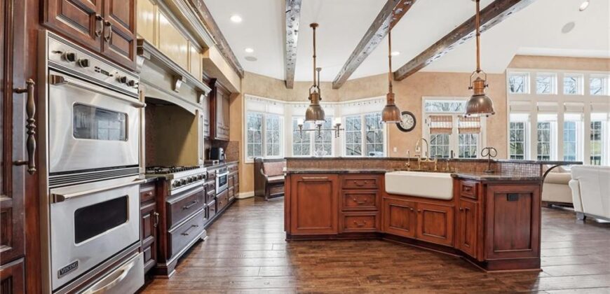7060 N National Drive, Parkville, MO 64152