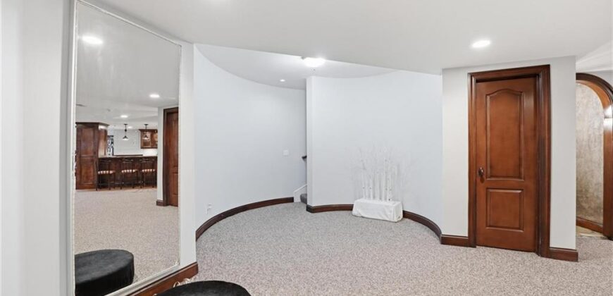 7060 N National Drive, Parkville, MO 64152