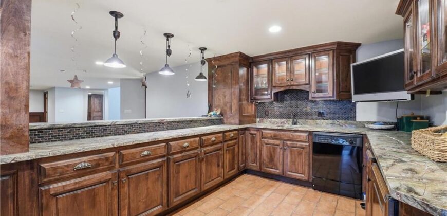 7060 N National Drive, Parkville, MO 64152