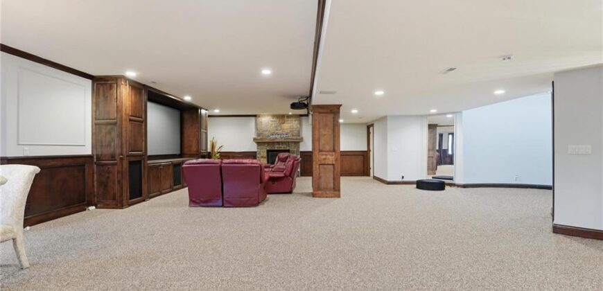 7060 N National Drive, Parkville, MO 64152