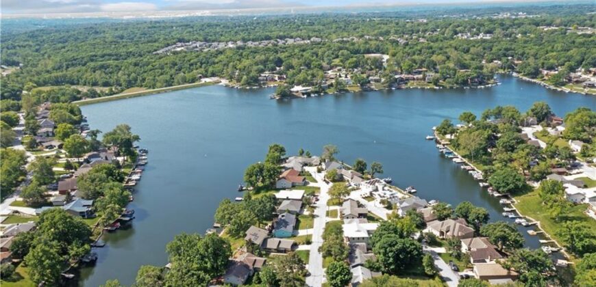 223 NW North Shore Drive, Lake Waukomis, MO 64151