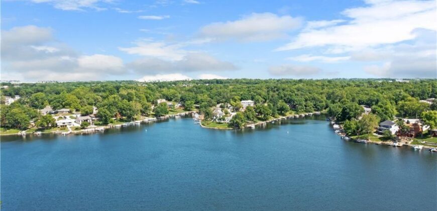 223 NW North Shore Drive, Lake Waukomis, MO 64151