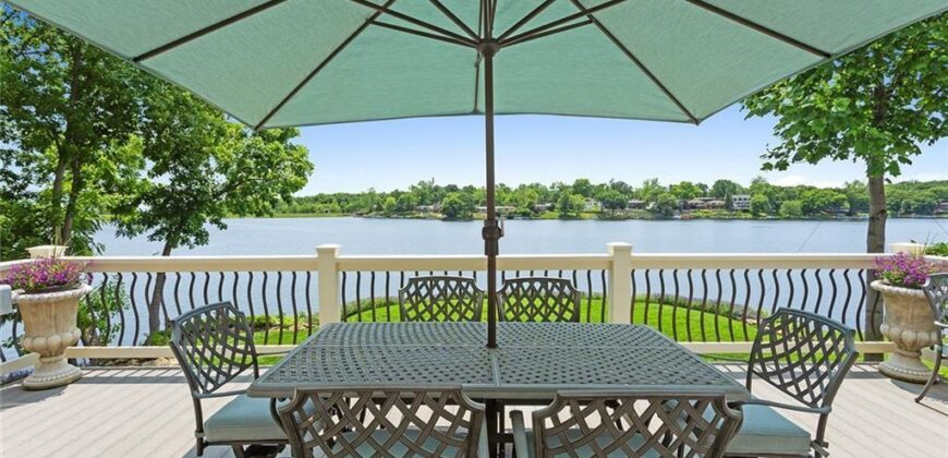 223 NW North Shore Drive, Lake Waukomis, MO 64151