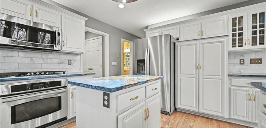 5529 Sleepy Hollow Drive, Parkville, MO 64152