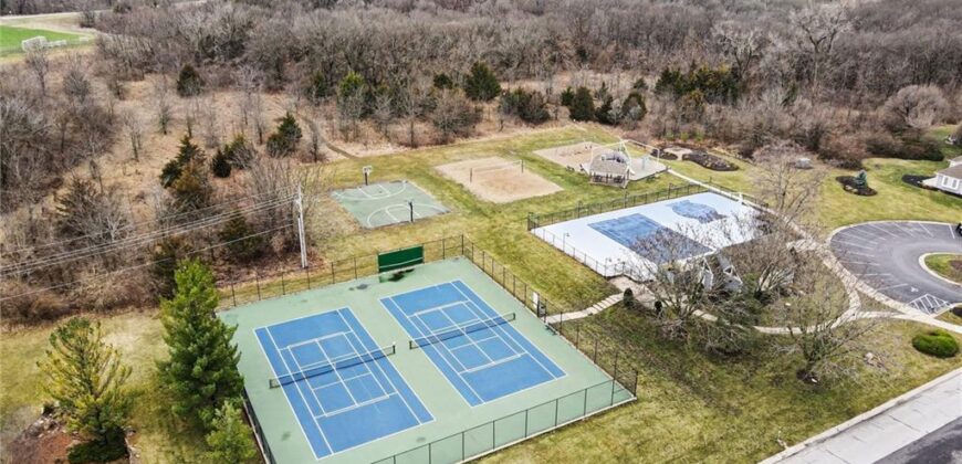 5529 Sleepy Hollow Drive, Parkville, MO 64152