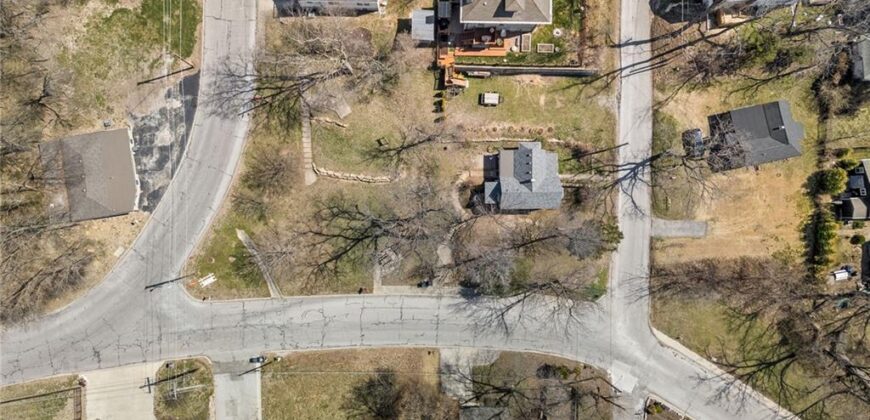 6 W 12th Street, Parkville, MO 64152