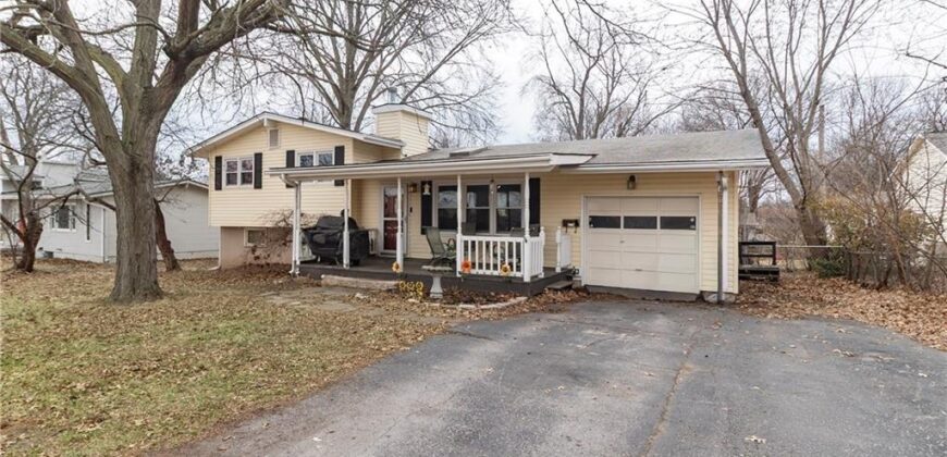 1903 NE 65th Street, Gladstone, MO 64118