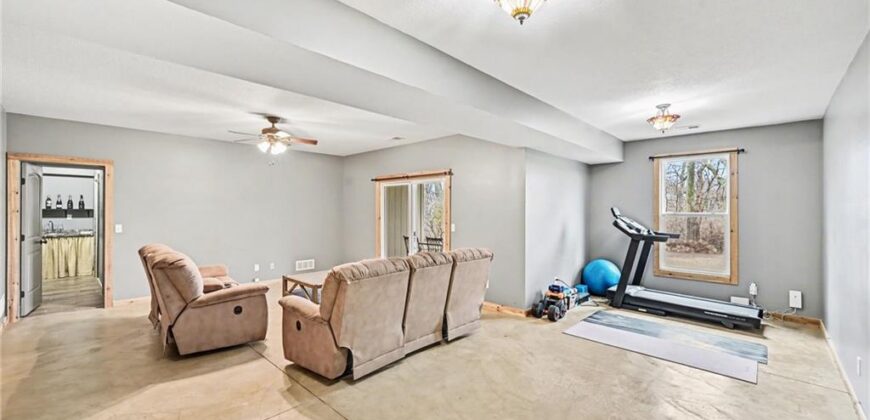 9621 N Adrian Avenue, Kansas City, MO 64154