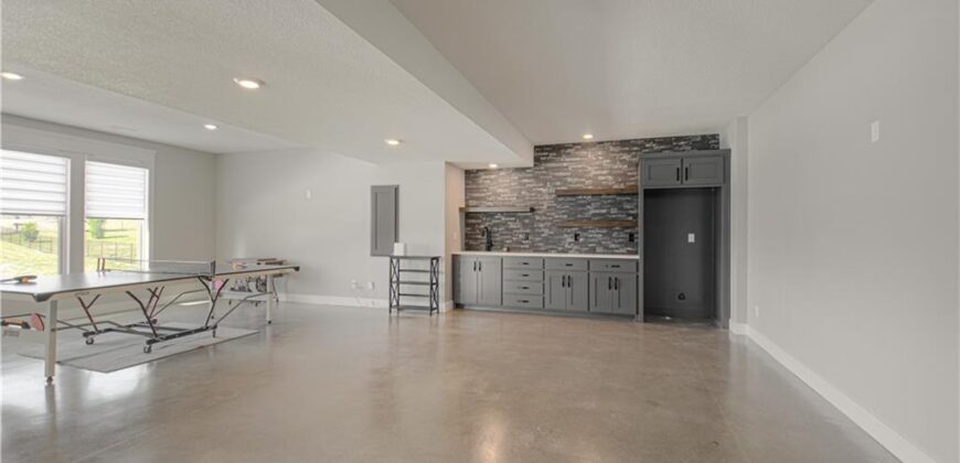 13504 Oakridge Drive, Kearney, MO 64060