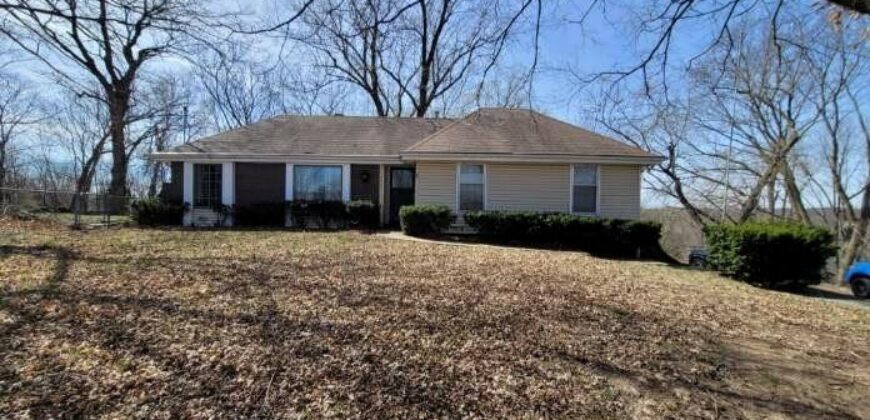 10407 NW Crooked Road, Parkville, MO 64152