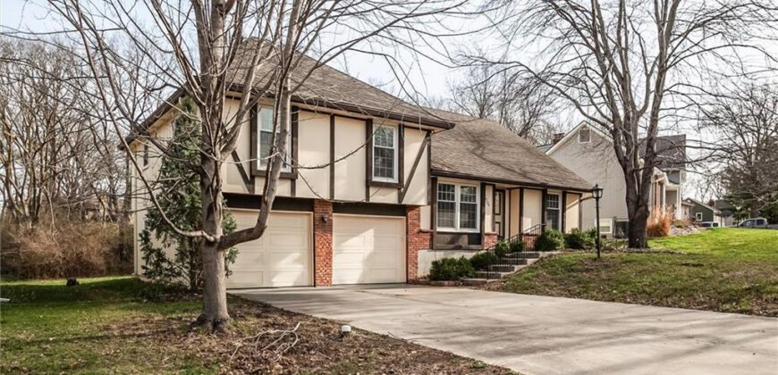 10106 NW Mirror Lake Drive, Kansas City, MO 64152