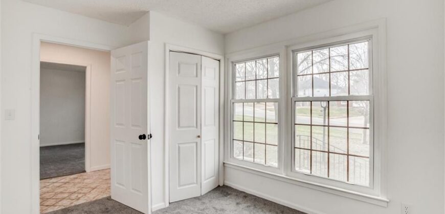 10106 NW Mirror Lake Drive, Kansas City, MO 64152