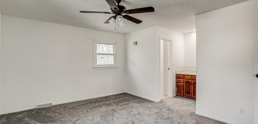 10106 NW Mirror Lake Drive, Kansas City, MO 64152