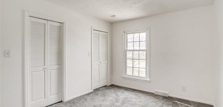 10106 NW Mirror Lake Drive, Kansas City, MO 64152