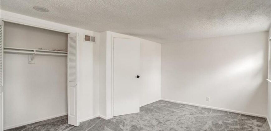 10106 NW Mirror Lake Drive, Kansas City, MO 64152