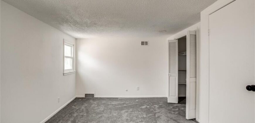 10106 NW Mirror Lake Drive, Kansas City, MO 64152