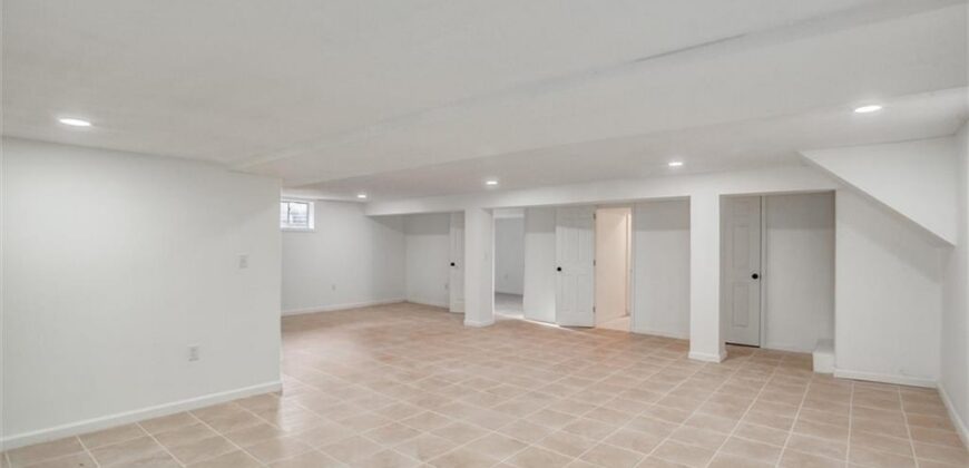 10106 NW Mirror Lake Drive, Kansas City, MO 64152