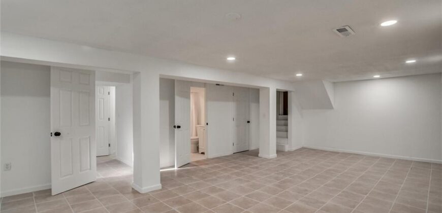 10106 NW Mirror Lake Drive, Kansas City, MO 64152