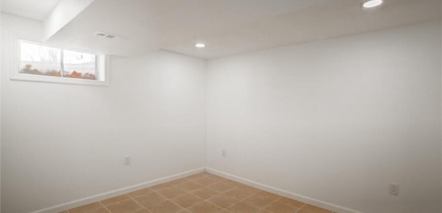 10106 NW Mirror Lake Drive, Kansas City, MO 64152