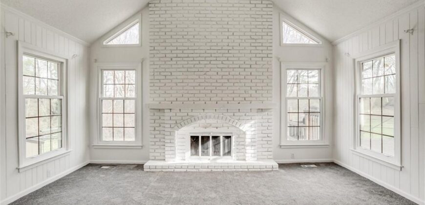 10106 NW Mirror Lake Drive, Kansas City, MO 64152