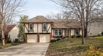 10106 NW Mirror Lake Drive, Kansas City, MO 64152