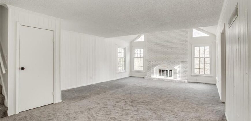 10106 NW Mirror Lake Drive, Kansas City, MO 64152