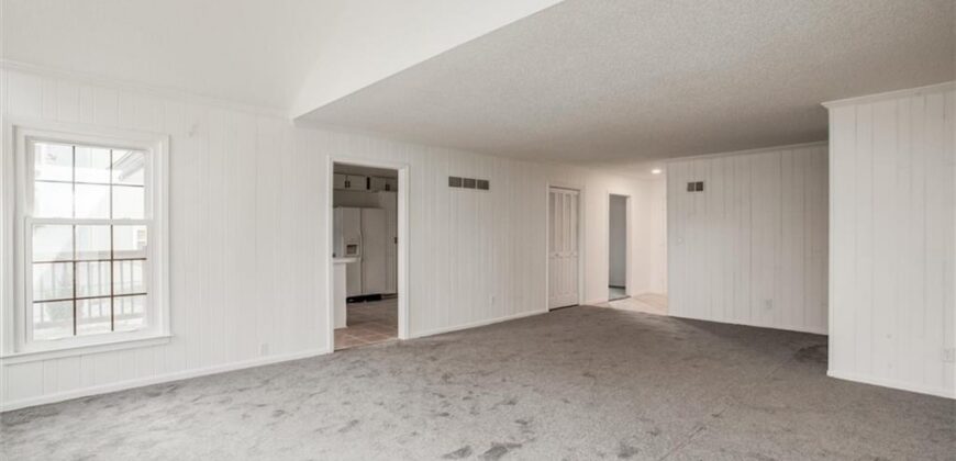 10106 NW Mirror Lake Drive, Kansas City, MO 64152