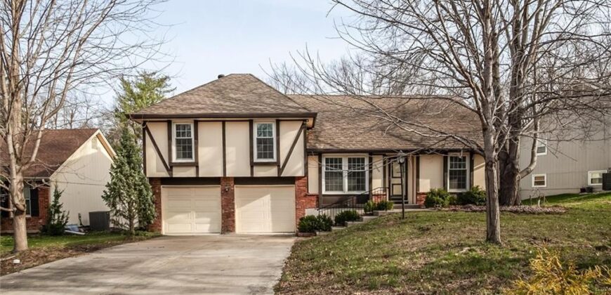 10106 NW Mirror Lake Drive, Kansas City, MO 64152