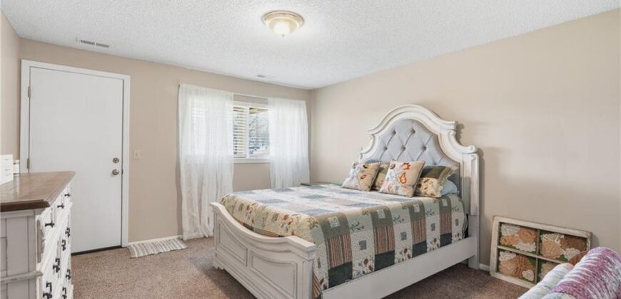 7001 N Askew Avenue, Gladstone, MO 64119