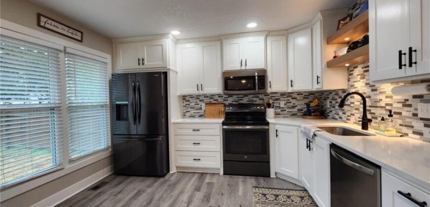 812 Apple Blossom Street, Excelsior Springs, MO 64024