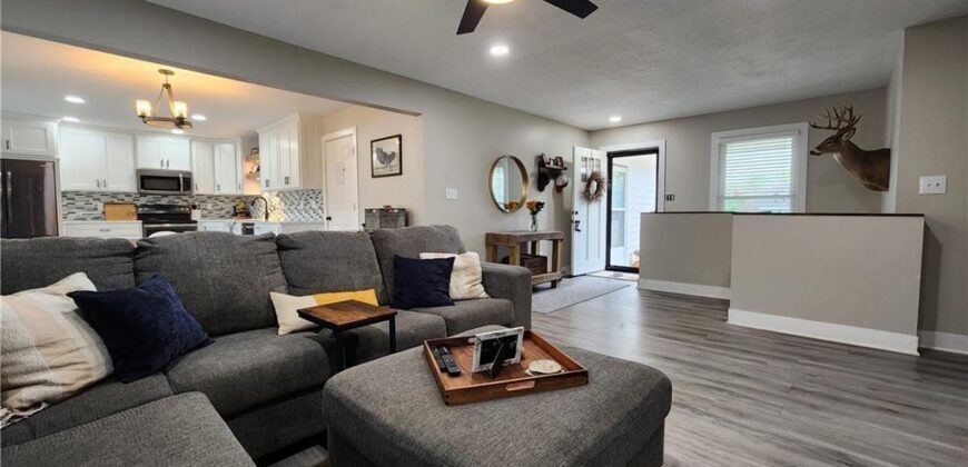 812 Apple Blossom Street, Excelsior Springs, MO 64024