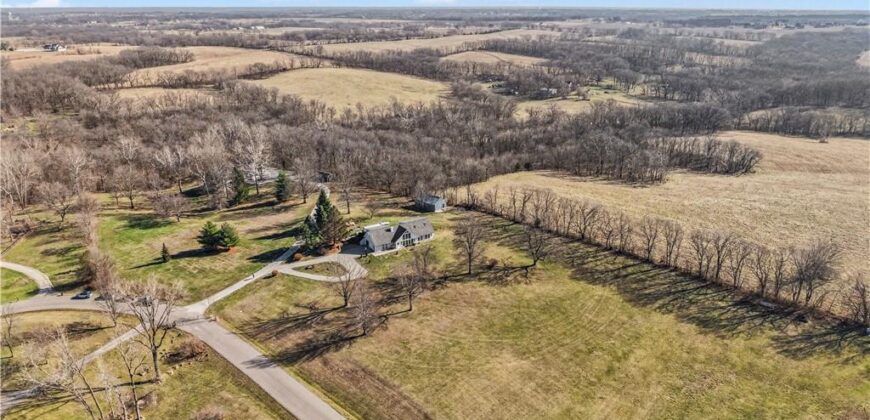 13319 Darlin Drive, Smithville, MO 64089