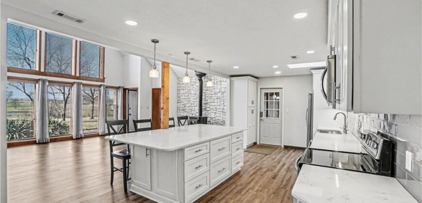 13319 Darlin Drive, Smithville, MO 64089