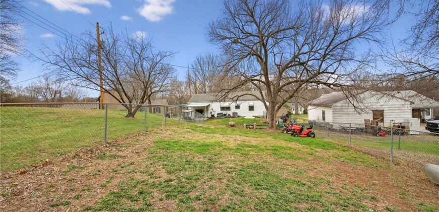 403 E PARK Avenue, Claycomo, MO 64119