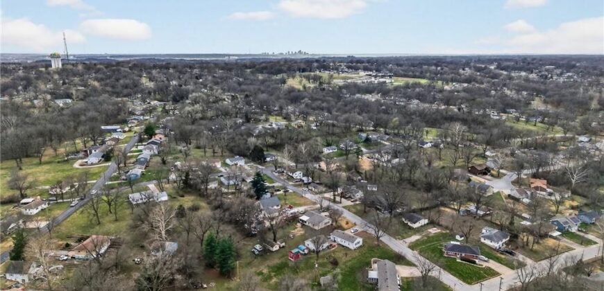 403 E PARK Avenue, Claycomo, MO 64119