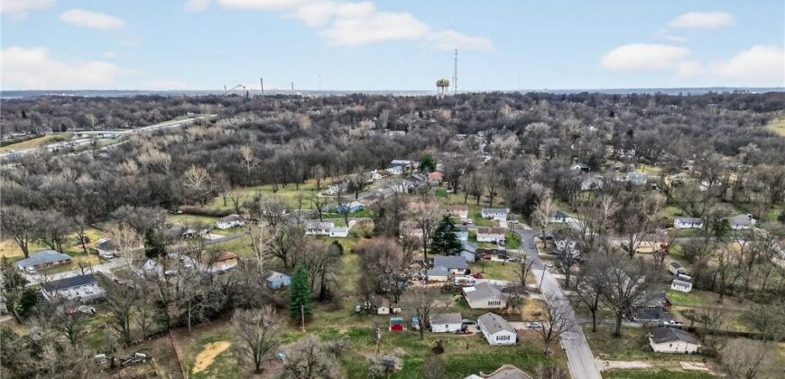 403 E PARK Avenue, Claycomo, MO 64119