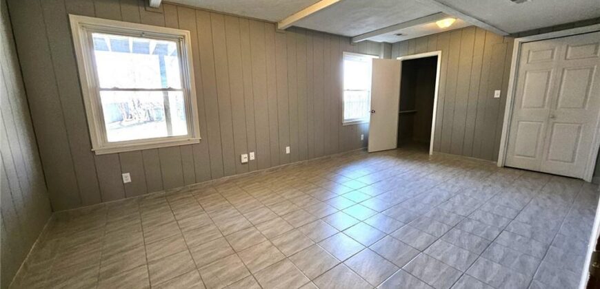1300 NE 80th Street, Kansas City, MO 64118