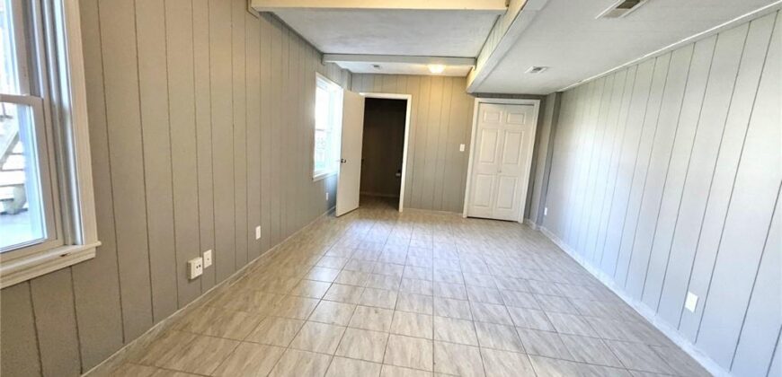 1300 NE 80th Street, Kansas City, MO 64118