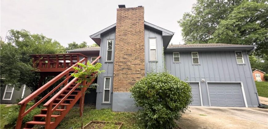 5710 NW Raintree Drive, Parkville, MO 64152